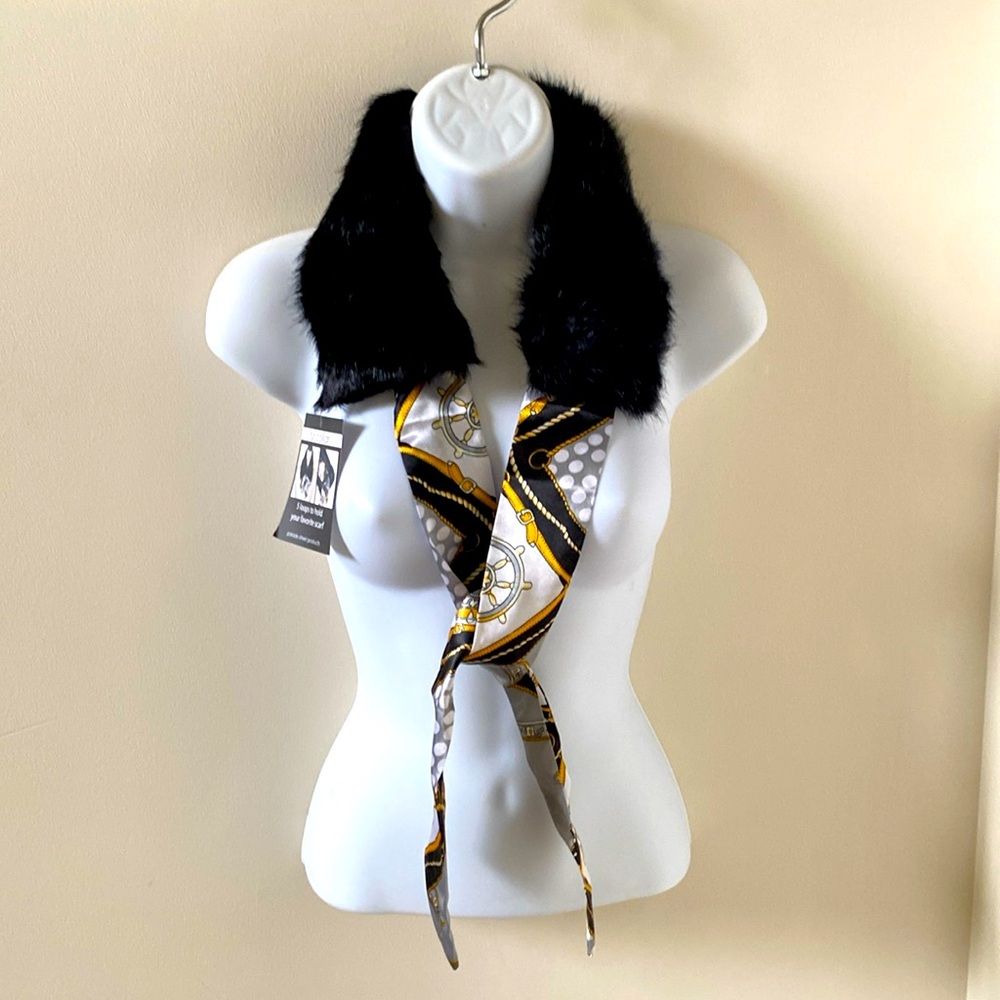 Scarf holder with faux fur. 5 loops to hold your favorite scarf